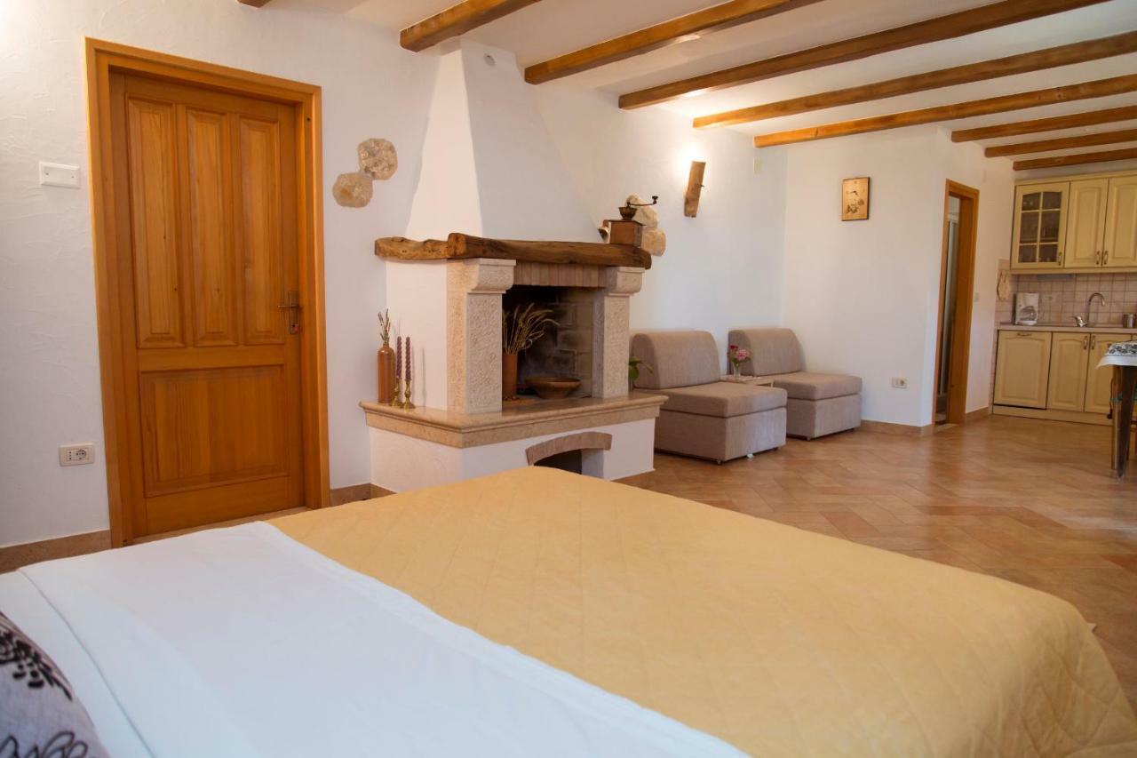 Apartments Tinka Брсеч Екстер'єр фото