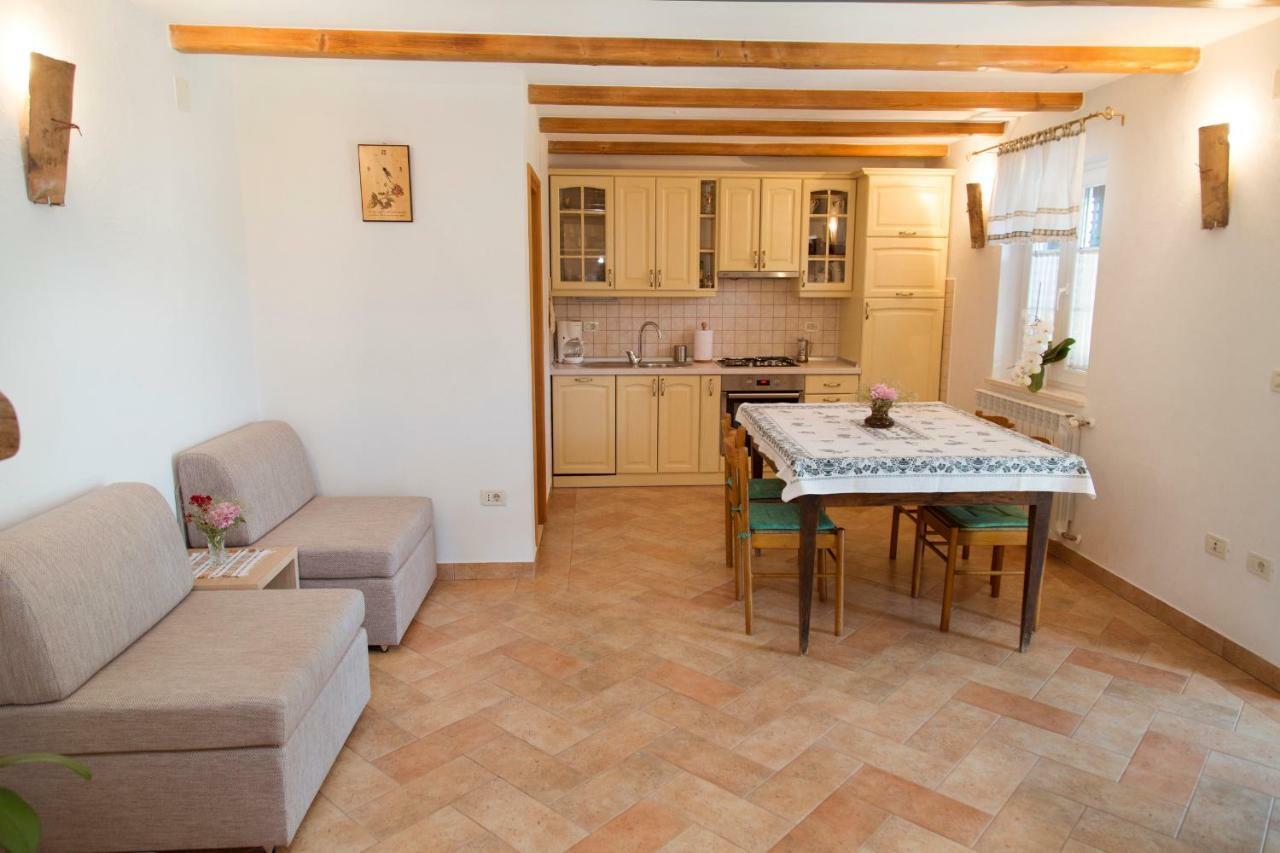 Apartments Tinka Брсеч Екстер'єр фото