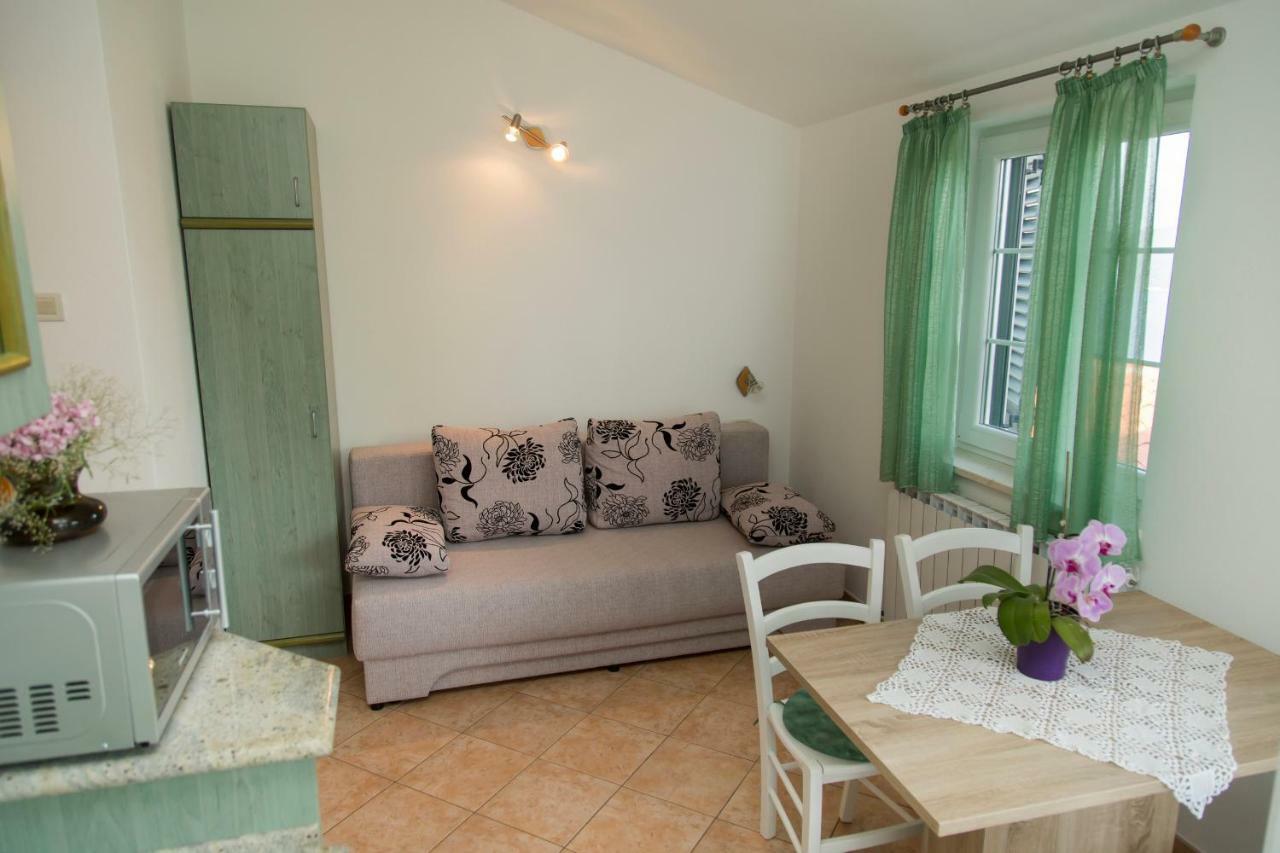 Apartments Tinka Брсеч Екстер'єр фото