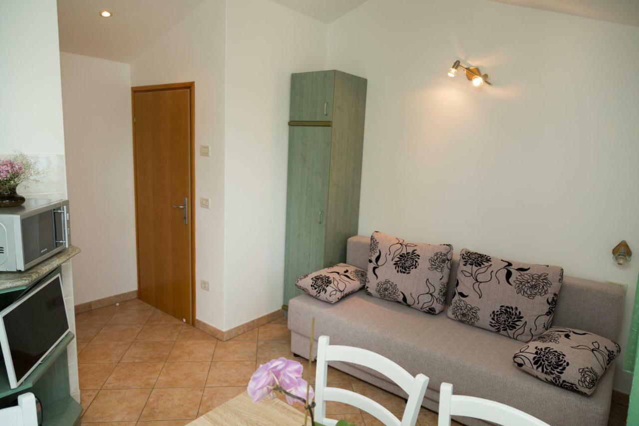 Apartments Tinka Брсеч Екстер'єр фото