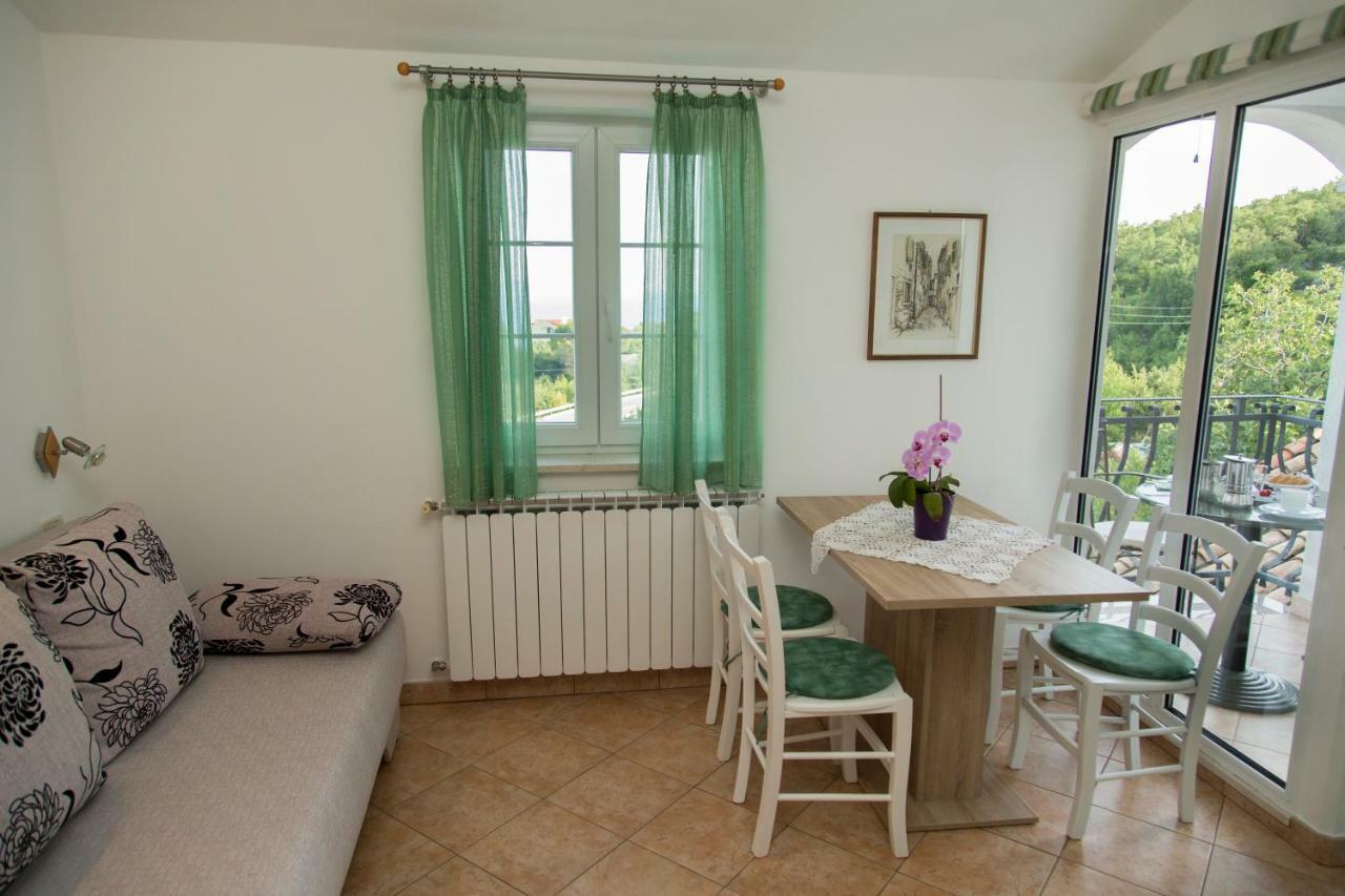 Apartments Tinka Брсеч Екстер'єр фото