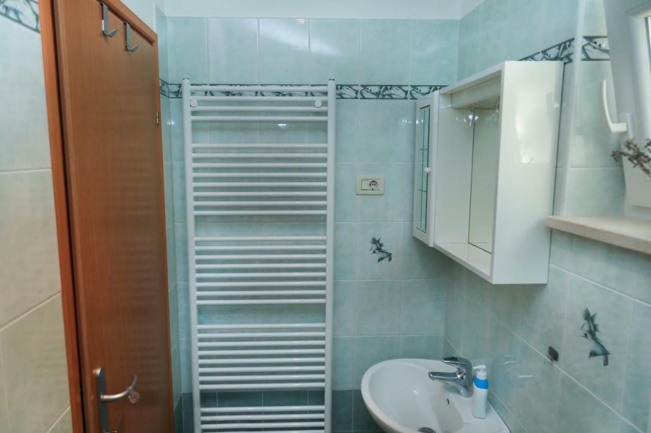 Apartments Tinka Брсеч Екстер'єр фото